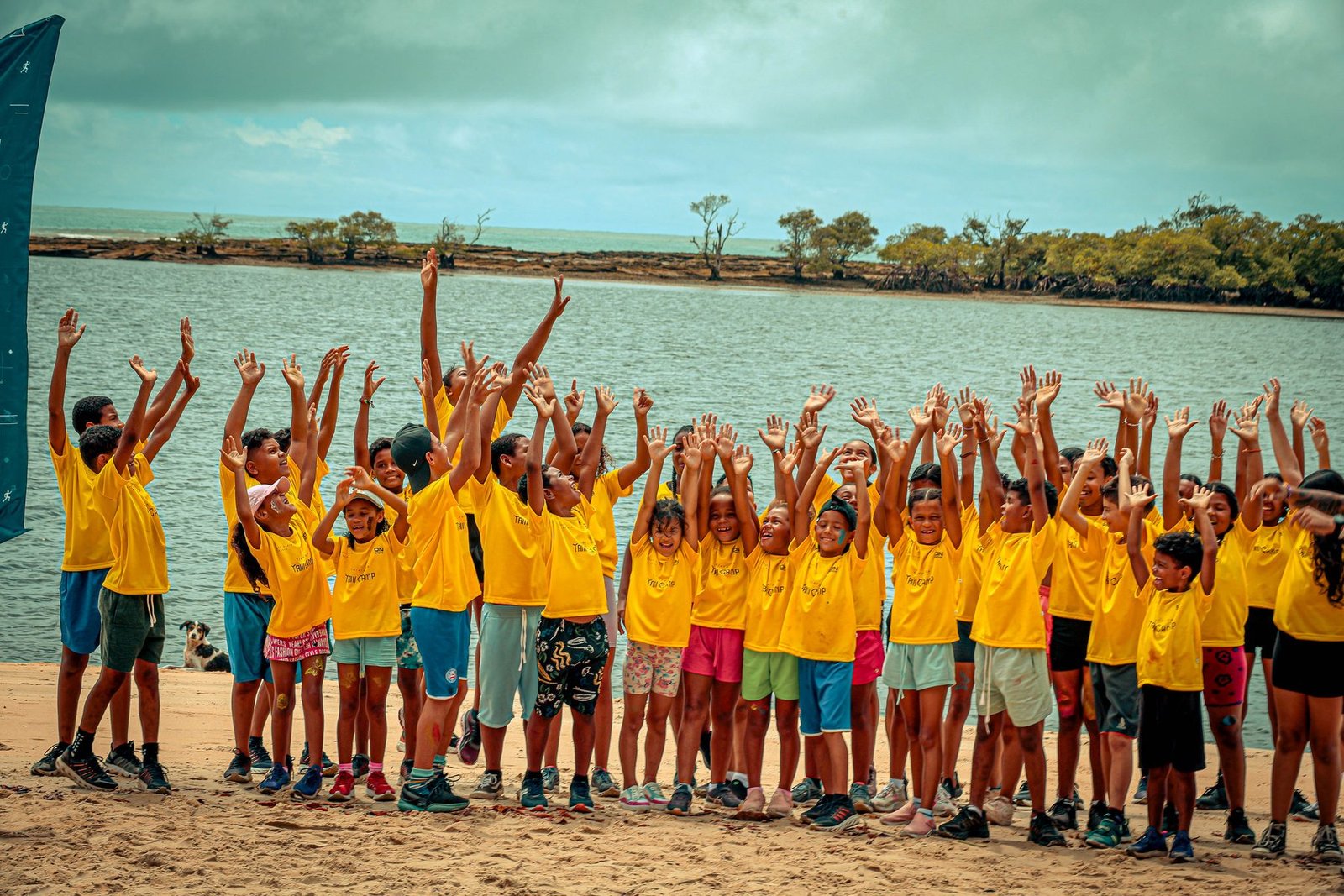 Grupo de crianças comemorando na praia