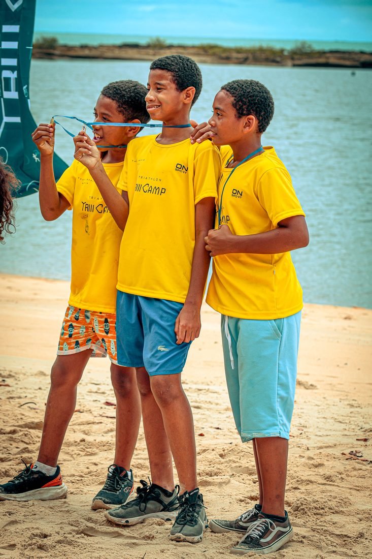 Trio de crianças na praia de Santo André