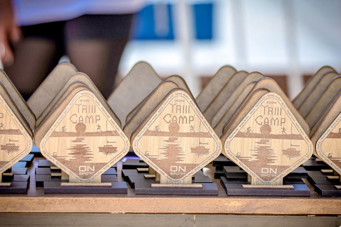 Medalhas e troféus da premiação TRIIICAMP 2025