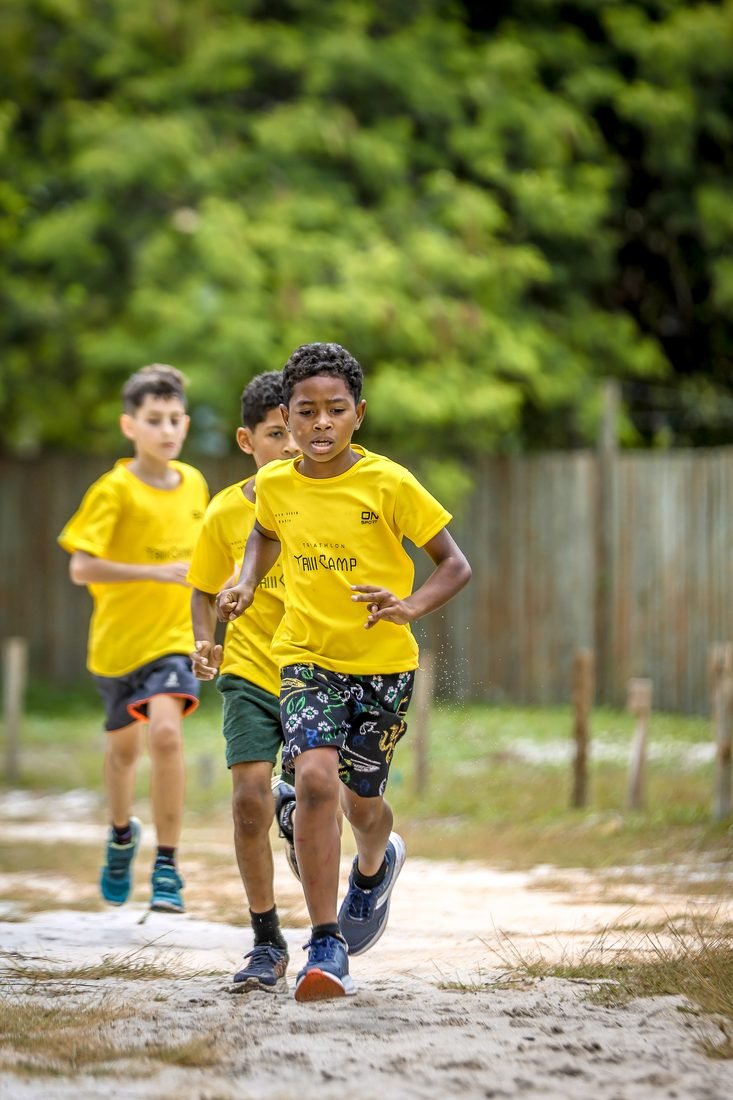 Crianças correndo na trilha da Corrida Kids