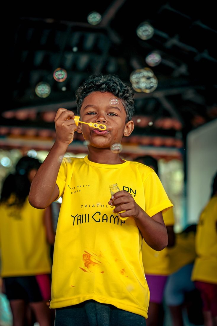 Criança brincando com bolhas de sabão