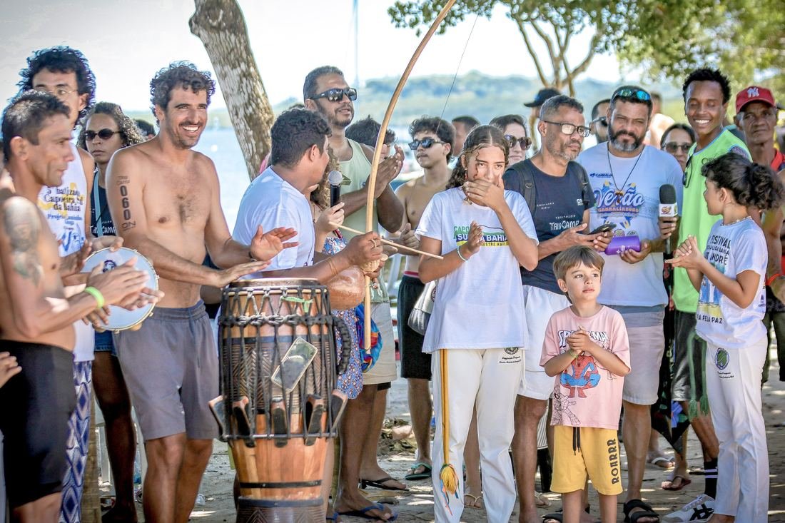Roda de capoeira na praia com a comunidade