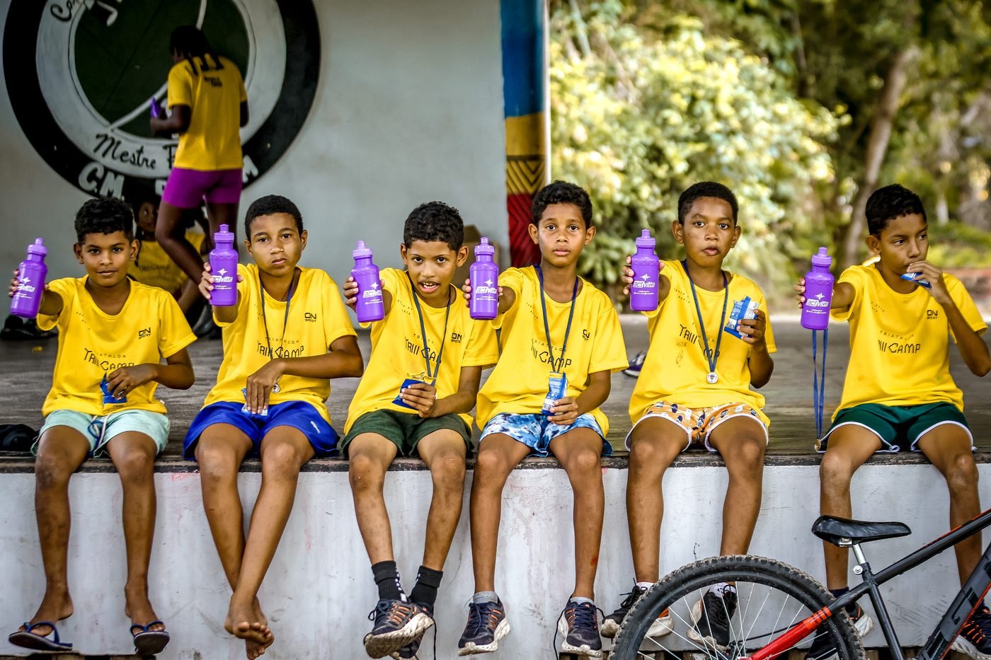 Crianças com medalhas na premiação